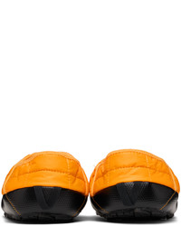 rotbraune Satin Slipper von The North Face