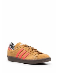 rotbraune Wildleder niedrige Sneakers von adidas