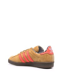 rotbraune Wildleder niedrige Sneakers von adidas