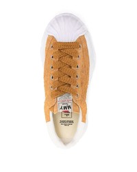 rotbraune Wildleder niedrige Sneakers von Maison Mihara Yasuhiro