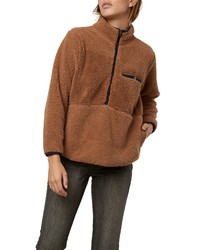 rotbrauner Fleece-Pullover mit einem Reißverschluss am Kragen