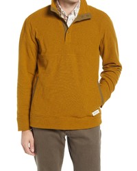 rotbrauner Fleece-Pullover mit einem zugeknöpften Kragen