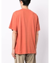 rotbraunes bedrucktes T-Shirt mit einem Rundhalsausschnitt von MARKET