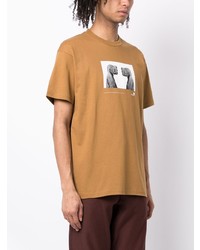 rotbraunes bedrucktes T-Shirt mit einem Rundhalsausschnitt von Carhartt WIP