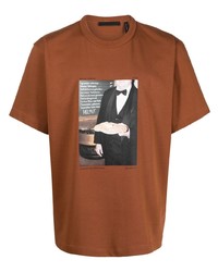 rotbraunes bedrucktes T-Shirt mit einem Rundhalsausschnitt von Helmut Lang