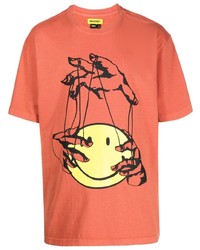 rotbraunes bedrucktes T-Shirt mit einem Rundhalsausschnitt von MARKET