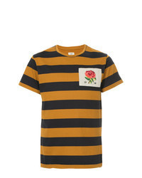 rotbraunes horizontal gestreiftes T-Shirt mit einem Rundhalsausschnitt