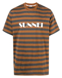 rotbraunes horizontal gestreiftes T-Shirt mit einem Rundhalsausschnitt von Sunnei