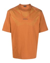 rotbraunes T-Shirt mit einem Rundhalsausschnitt mit geometrischem Muster
