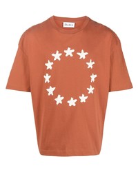 rotbraunes T-Shirt mit einem Rundhalsausschnitt mit Sternenmuster