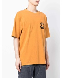 rotbraunes T-Shirt mit einem Rundhalsausschnitt von Stussy