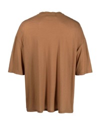 rotbraunes T-Shirt mit einem Rundhalsausschnitt von Costumein