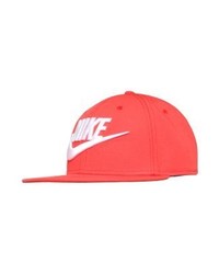 rote Baseballkappe von Nike