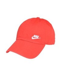 rote Baseballkappe von Nike