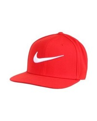 rote Baseballkappe von Nike