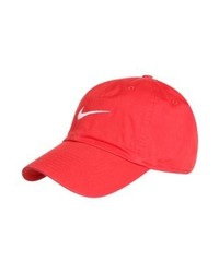 rote Baseballkappe von Nike
