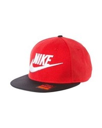 rote Baseballkappe von Nike