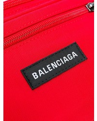 rote Bauchtasche von Balenciaga