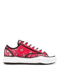 rote bedruckte Segeltuch niedrige Sneakers von Maison Mihara Yasuhiro