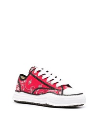 rote bedruckte Segeltuch niedrige Sneakers von Maison Mihara Yasuhiro