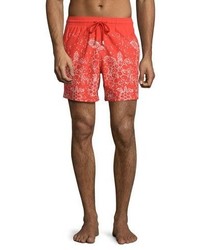 rote bedruckte Shorts