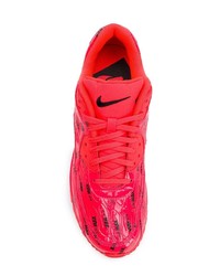 rote bedruckte Sportschuhe von Nike