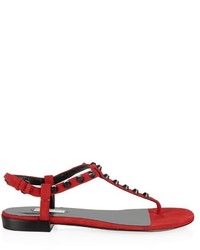 rote beschlagene flache Sandalen aus Wildleder