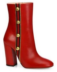 rote beschlagene Lederstiefel