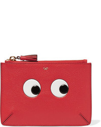 rote Clutch mit Reliefmuster