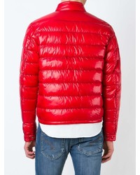 rote Daunenjacke von Moncler