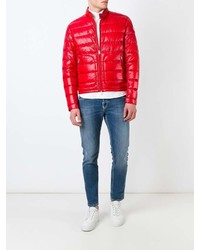 rote Daunenjacke von Moncler