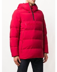 rote Daunenjacke von Woolrich