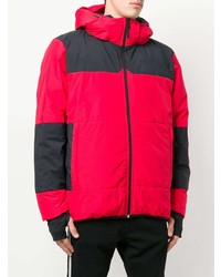 rote Daunenjacke von The North Face