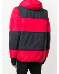 rote Daunenjacke von The North Face