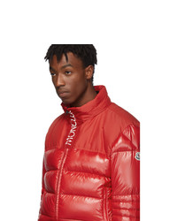 rote Daunenjacke von Moncler