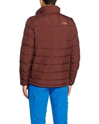 rote Daunenjacke von The North Face