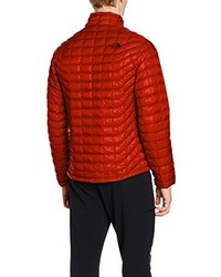 rote Daunenjacke von The North Face