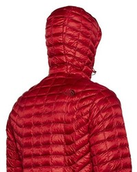 rote Daunenjacke von The North Face