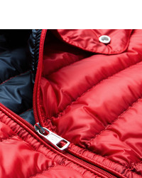 rote Daunenjacke von Moncler