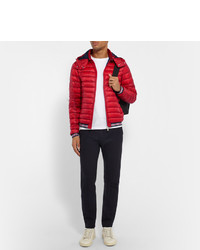 rote Daunenjacke von Moncler