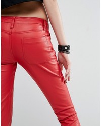 rote enge Hose aus Leder