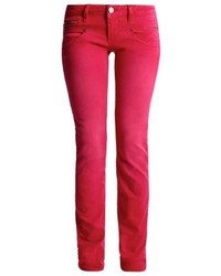rote enge Jeans