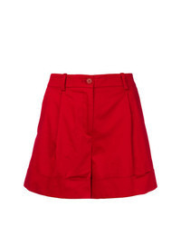 rote Shorts mit Falten