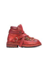 rote flache Stiefel mit einer Schnürung aus Leder