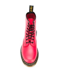 rote flache Stiefel mit einer Schnürung aus Leder von Dr. Martens
