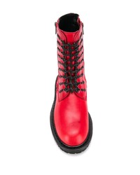 rote flache Stiefel mit einer Schnürung aus Leder von Ann Demeulemeester