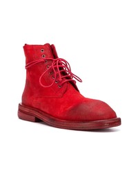 rote flache Stiefel mit einer Schnürung aus Wildleder von Marsèll