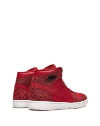 rote hohe Sneakers von Jordan