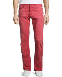 rote Jeans mit Destroyed-Effekten