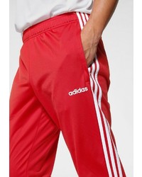 rote Jogginghose von adidas